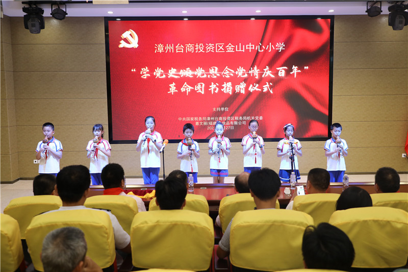 学生表演1.jpg
